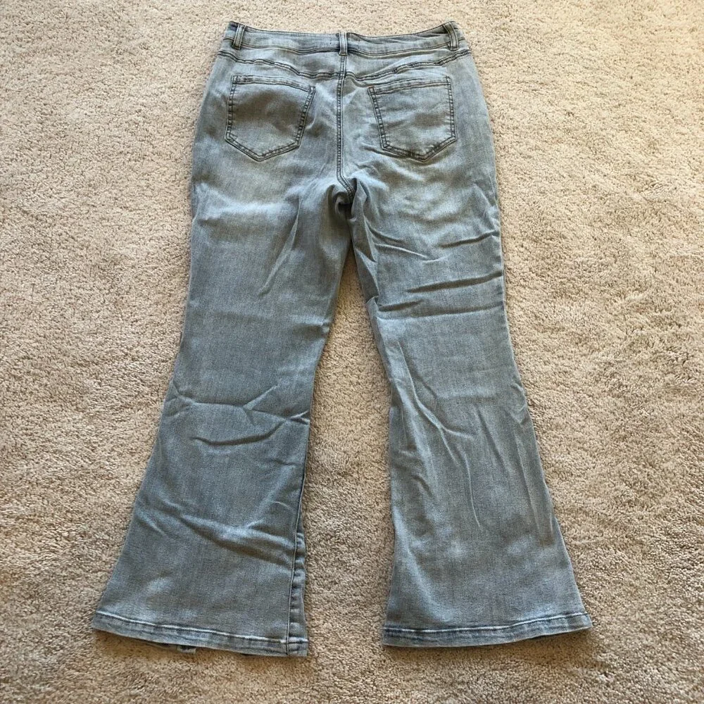 NWOT Versona Women's Flare Split Crop Ankle Light Wash Jeans - Picture 2 of 11